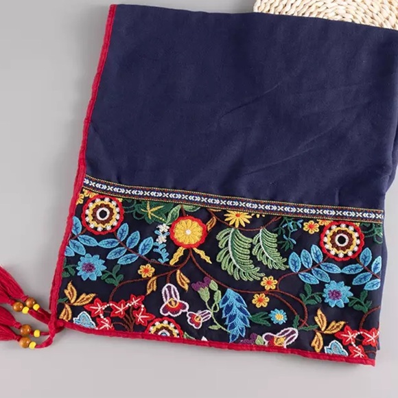 Embroidered scarfs - Picture 6 of 10